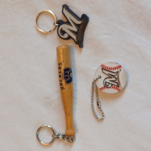 Milwaukee Brewers bundle - Picture 3 of 5